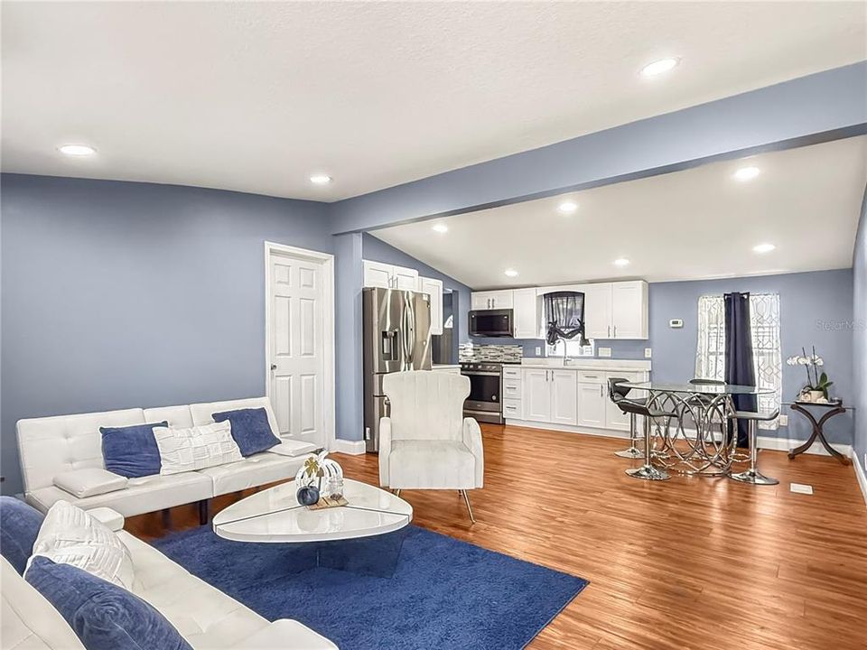 Active With Contract: $199,900 (3 beds, 2 baths, 940 Square Feet)