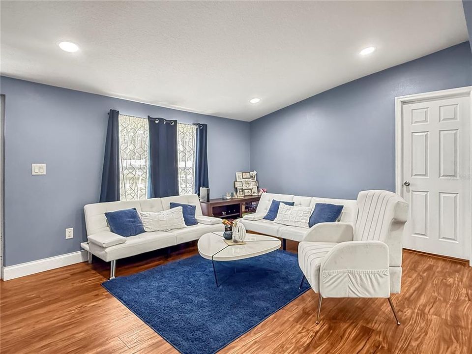 Active With Contract: $199,900 (3 beds, 2 baths, 940 Square Feet)