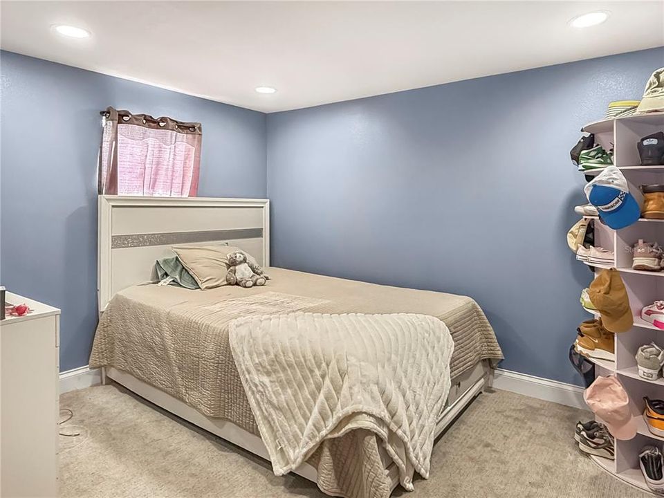 Active With Contract: $199,900 (3 beds, 2 baths, 940 Square Feet)