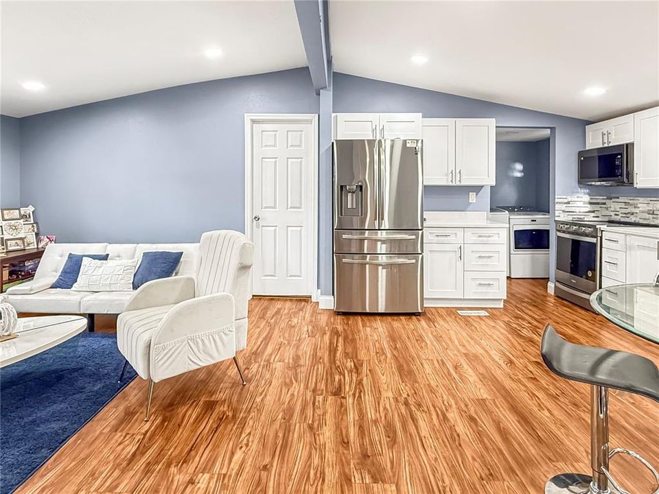 Active With Contract: $199,900 (3 beds, 2 baths, 940 Square Feet)