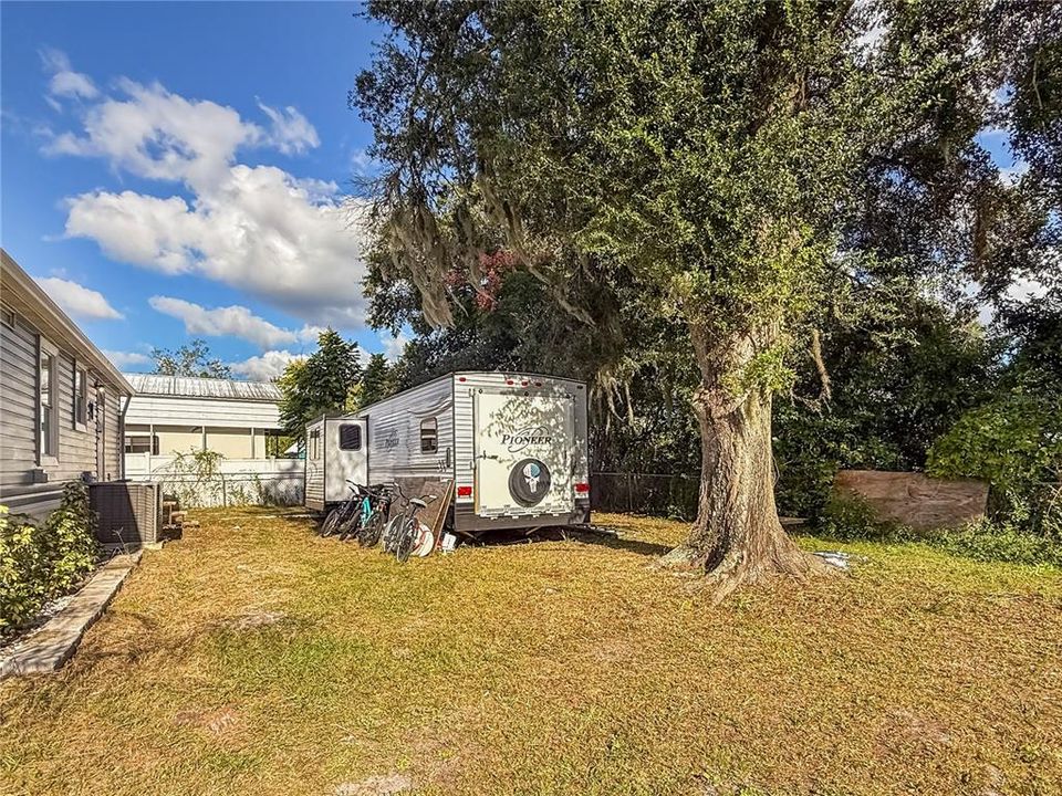 Active With Contract: $199,900 (3 beds, 2 baths, 940 Square Feet)