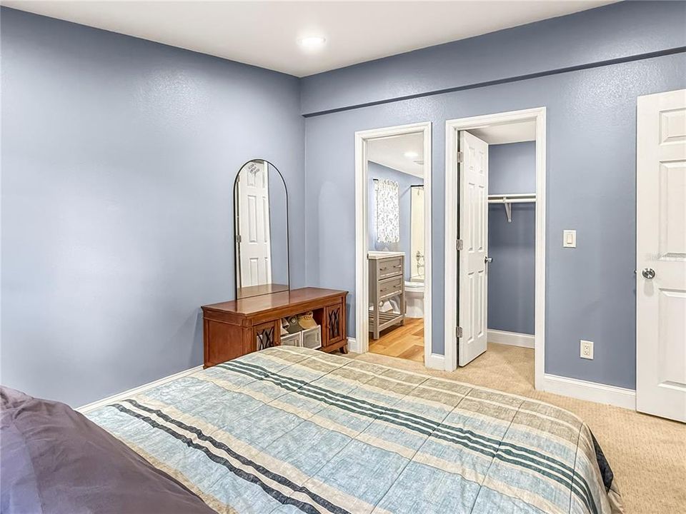 Active With Contract: $199,900 (3 beds, 2 baths, 940 Square Feet)