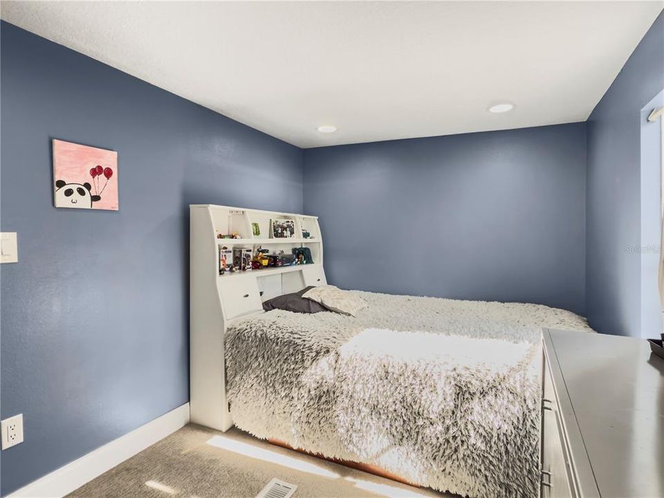 Active With Contract: $199,900 (3 beds, 2 baths, 940 Square Feet)