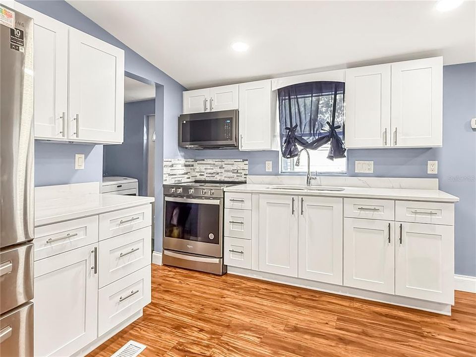 Active With Contract: $199,900 (3 beds, 2 baths, 940 Square Feet)