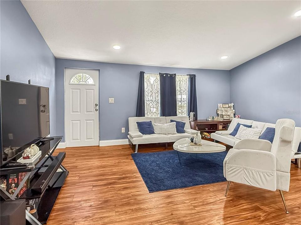 Active With Contract: $199,900 (3 beds, 2 baths, 940 Square Feet)