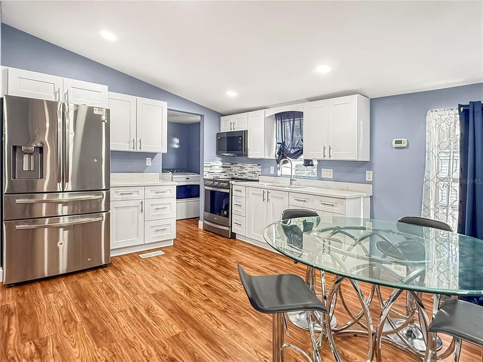 Active With Contract: $199,900 (3 beds, 2 baths, 940 Square Feet)