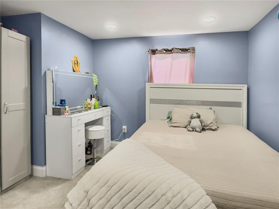 Active With Contract: $199,900 (3 beds, 2 baths, 940 Square Feet)