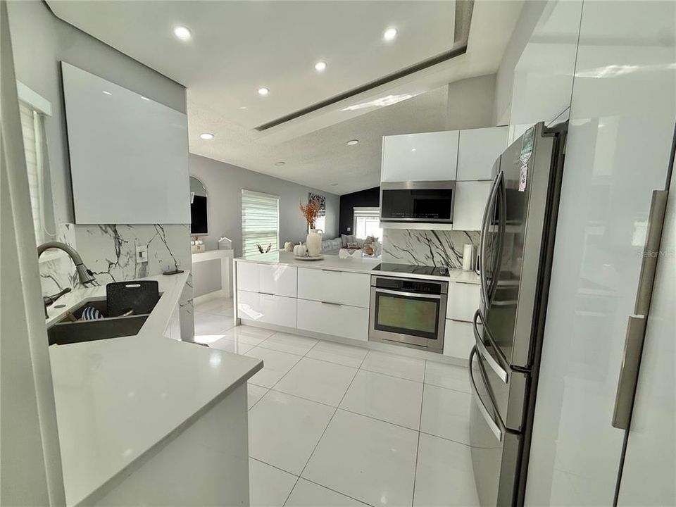 Под контрактом: $325,000 (3 спален, 2 ванн, 1062 Квадратных фут)