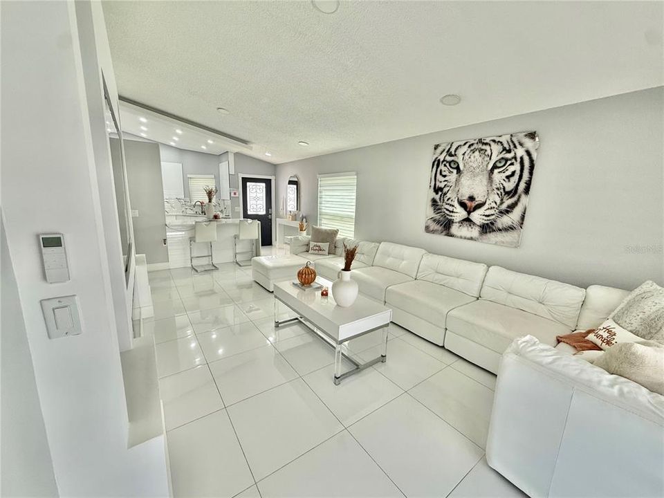 Под контрактом: $325,000 (3 спален, 2 ванн, 1062 Квадратных фут)