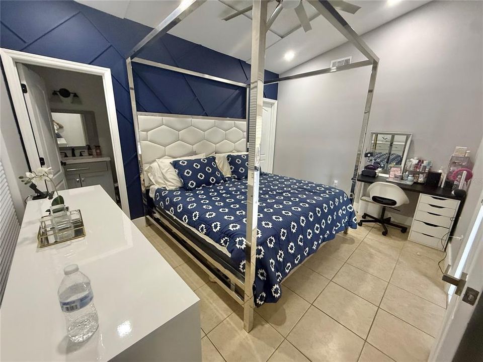 Под контрактом: $325,000 (3 спален, 2 ванн, 1062 Квадратных фут)