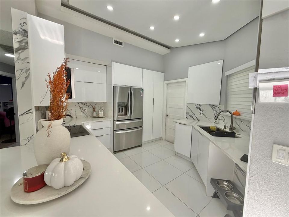 Под контрактом: $325,000 (3 спален, 2 ванн, 1062 Квадратных фут)