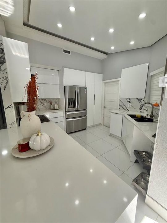 Под контрактом: $325,000 (3 спален, 2 ванн, 1062 Квадратных фут)