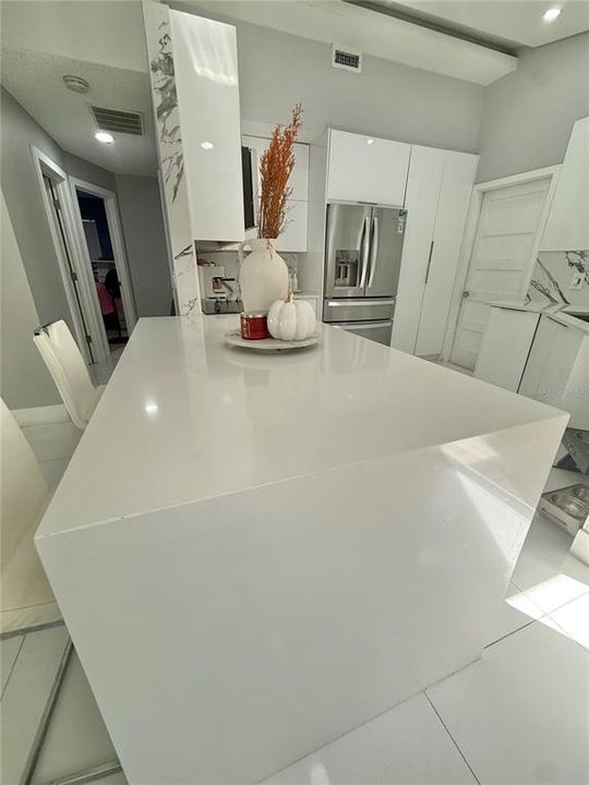 Под контрактом: $325,000 (3 спален, 2 ванн, 1062 Квадратных фут)