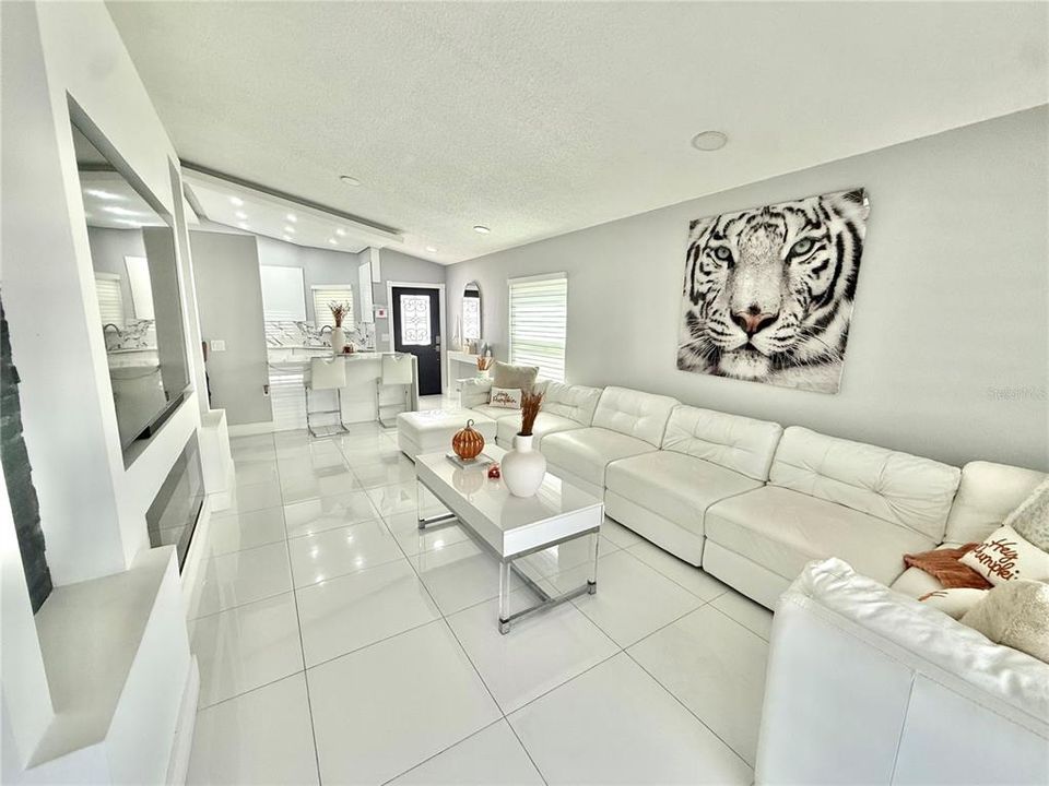 Под контрактом: $325,000 (3 спален, 2 ванн, 1062 Квадратных фут)