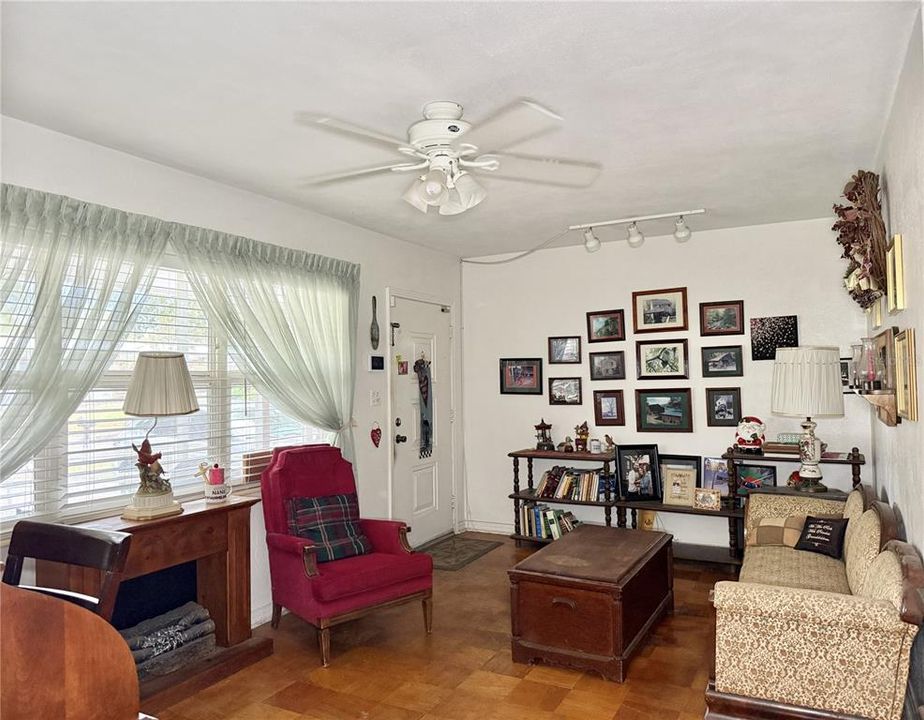 Под контрактом: $285,000 (3 спален, 1 ванн, 1391 Квадратных фут)