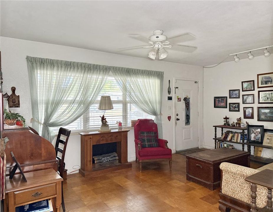 Под контрактом: $285,000 (3 спален, 1 ванн, 1391 Квадратных фут)