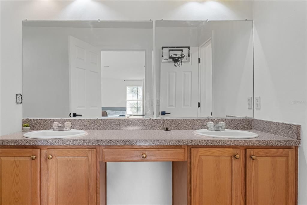 For Sale: $1,045,000 (4 beds, 2 baths, 2803 Square Feet)