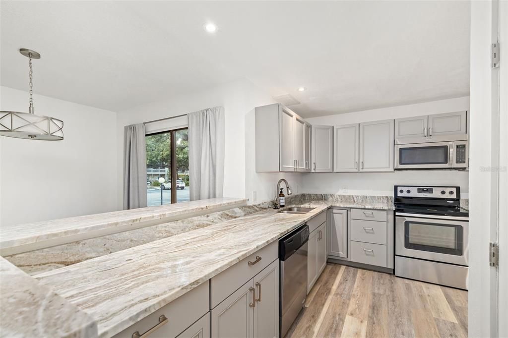 For Sale: $200,000 (2 beds, 2 baths, 982 Square Feet)