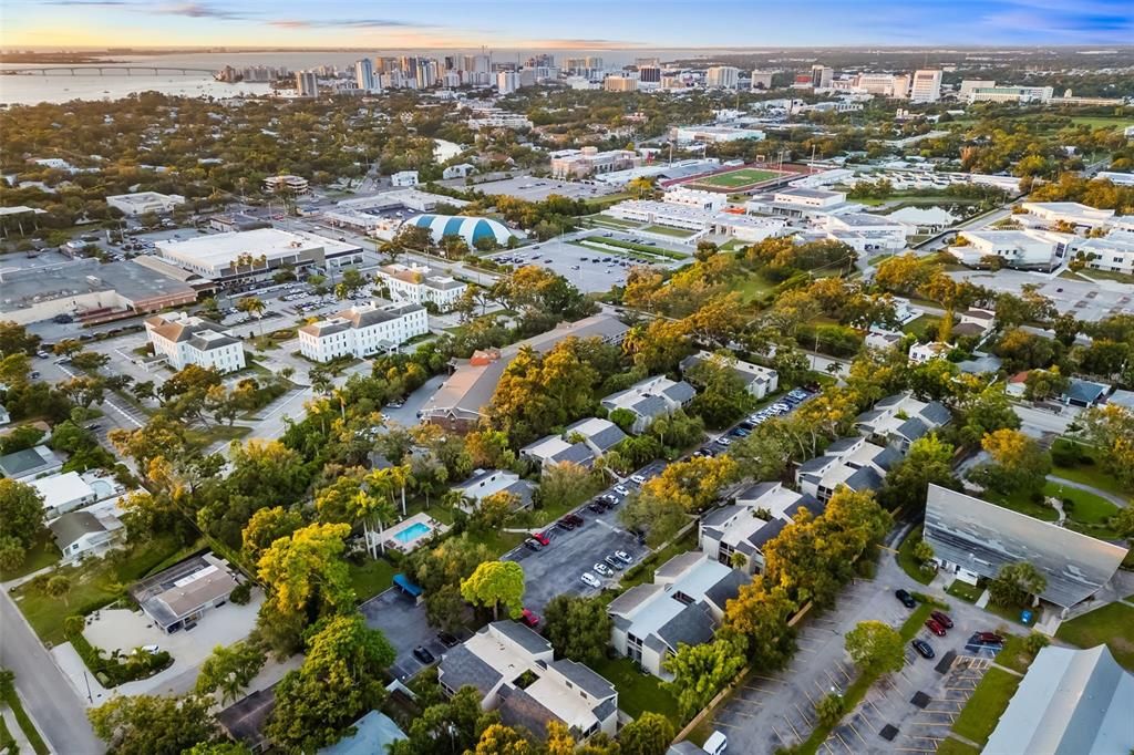 For Sale: $200,000 (2 beds, 2 baths, 982 Square Feet)