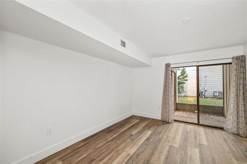 For Sale: $200,000 (2 beds, 2 baths, 982 Square Feet)