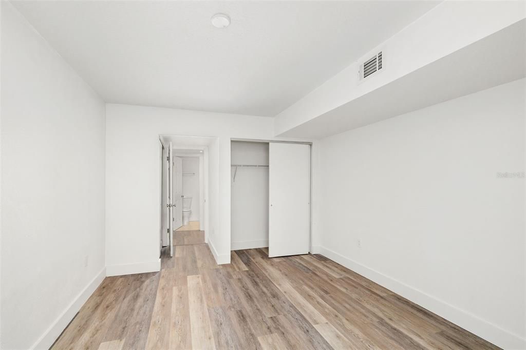For Sale: $200,000 (2 beds, 2 baths, 982 Square Feet)