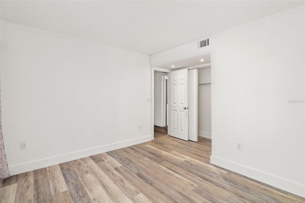 For Sale: $200,000 (2 beds, 2 baths, 982 Square Feet)