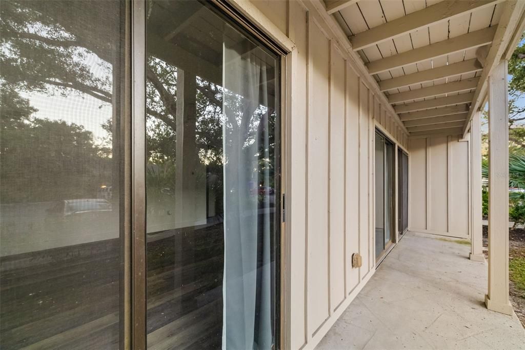 For Sale: $200,000 (2 beds, 2 baths, 982 Square Feet)