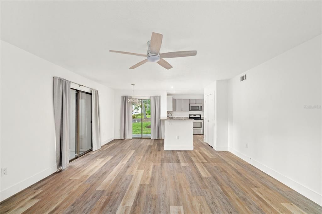 For Sale: $200,000 (2 beds, 2 baths, 982 Square Feet)