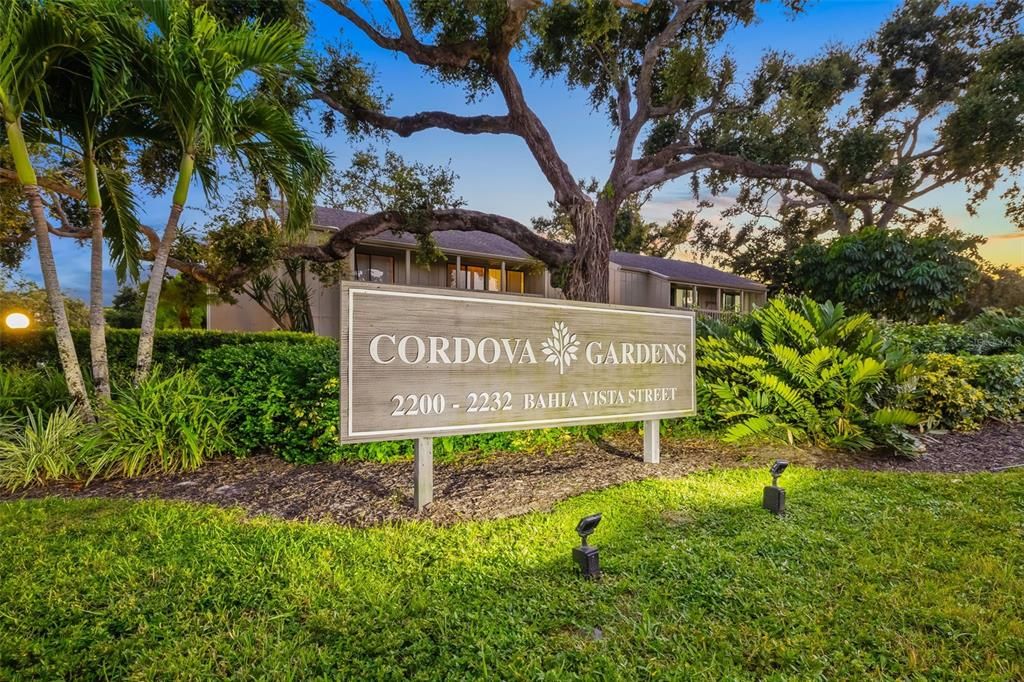 For Sale: $200,000 (2 beds, 2 baths, 982 Square Feet)