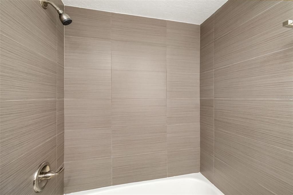 For Sale: $200,000 (2 beds, 2 baths, 982 Square Feet)