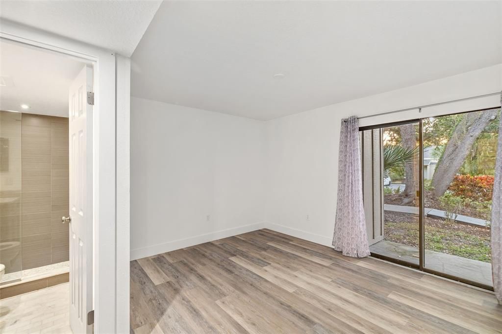 For Sale: $200,000 (2 beds, 2 baths, 982 Square Feet)