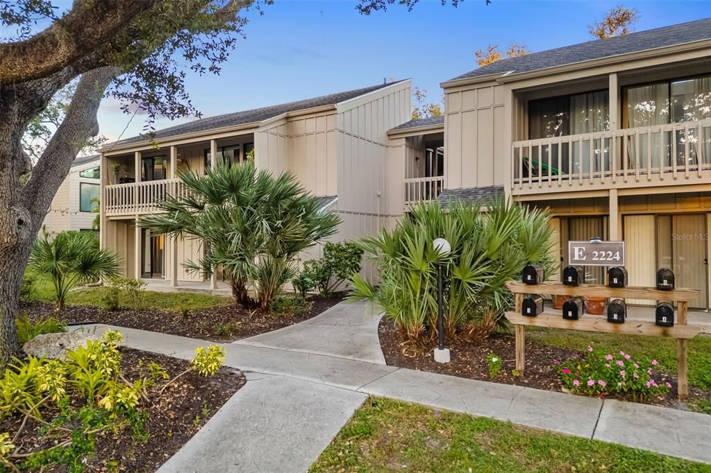 For Sale: $200,000 (2 beds, 2 baths, 982 Square Feet)