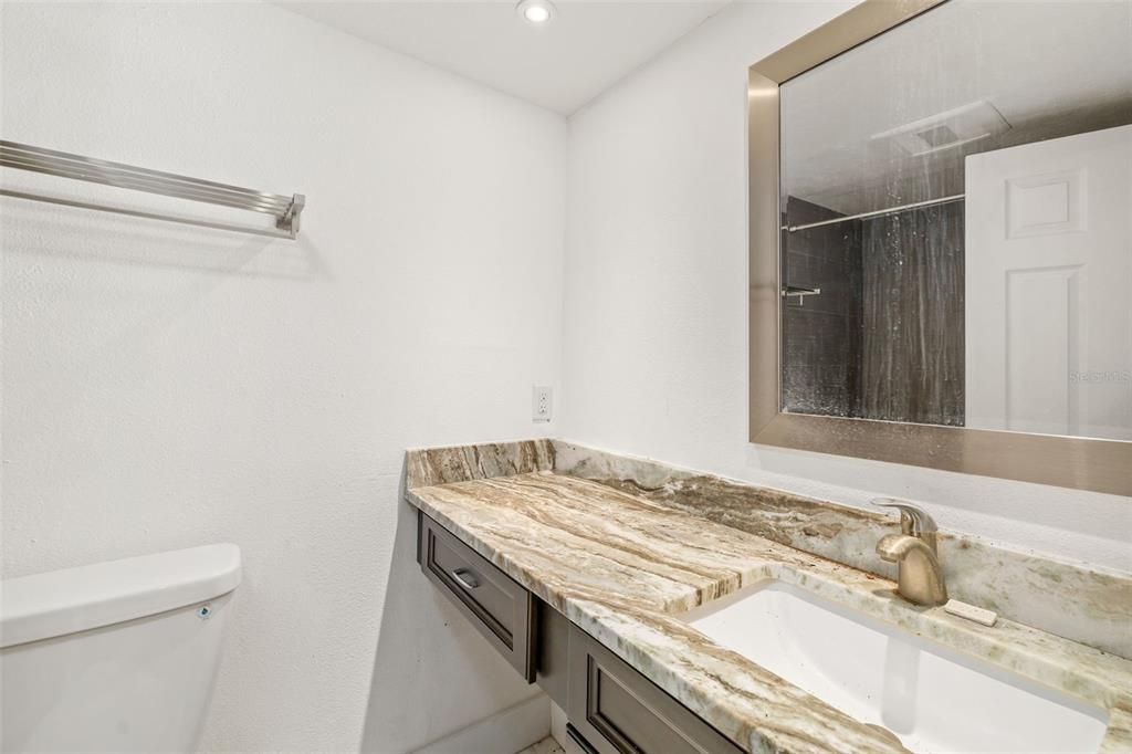 For Sale: $200,000 (2 beds, 2 baths, 982 Square Feet)