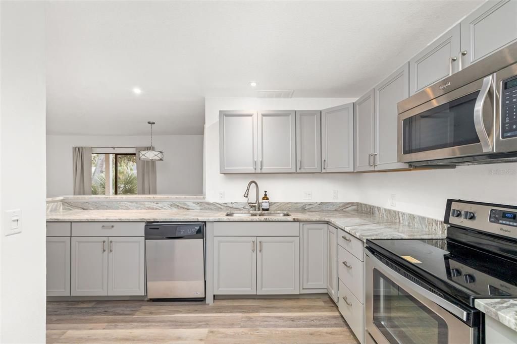 For Sale: $200,000 (2 beds, 2 baths, 982 Square Feet)