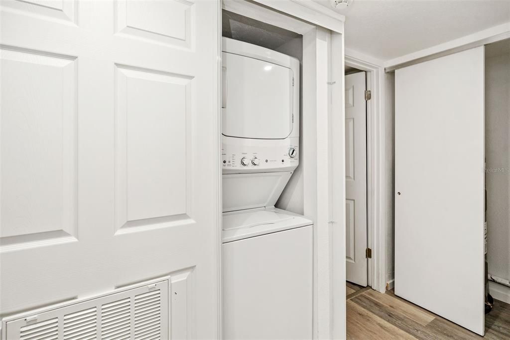 For Sale: $200,000 (2 beds, 2 baths, 982 Square Feet)