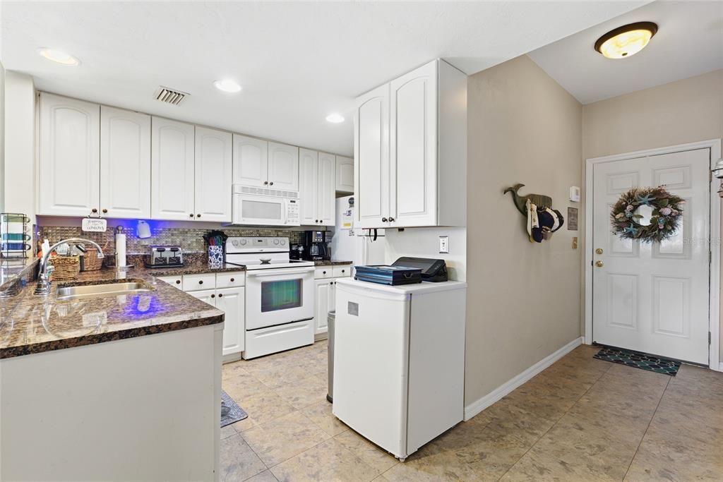 For Sale: $299,900 (2 beds, 2 baths, 1161 Square Feet)