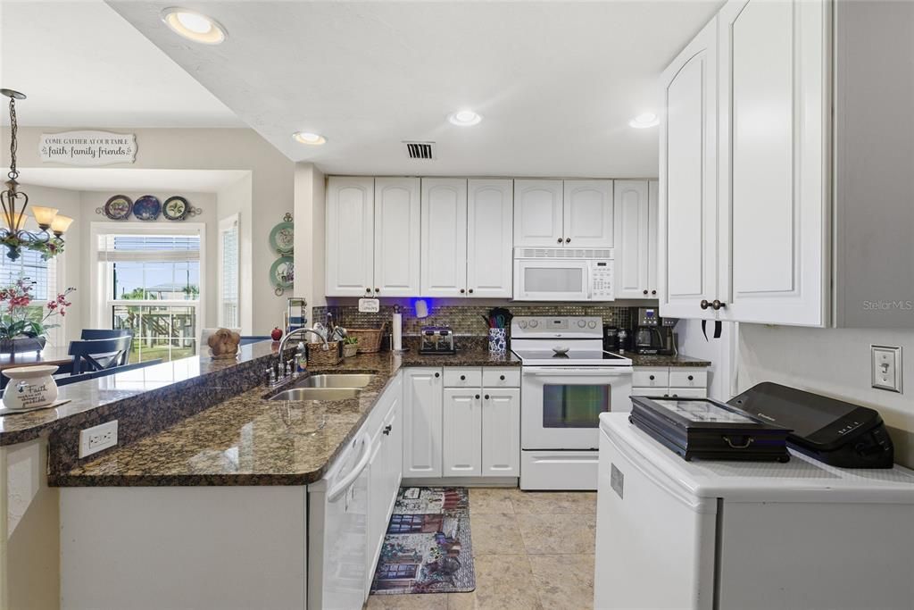 For Sale: $299,900 (2 beds, 2 baths, 1161 Square Feet)