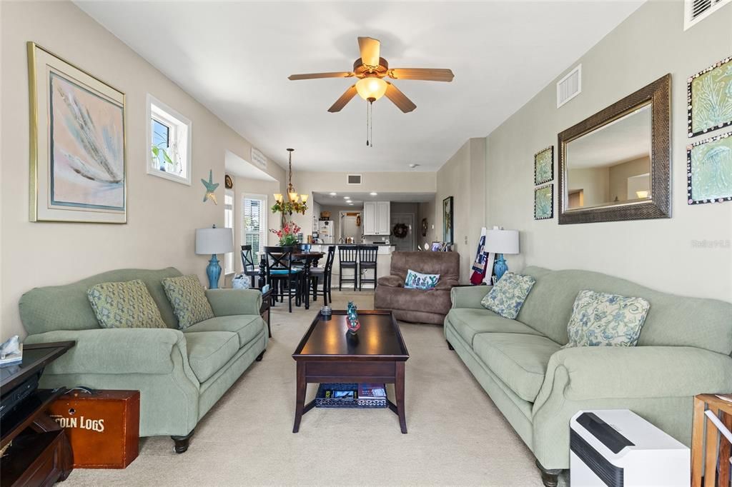 For Sale: $299,900 (2 beds, 2 baths, 1161 Square Feet)