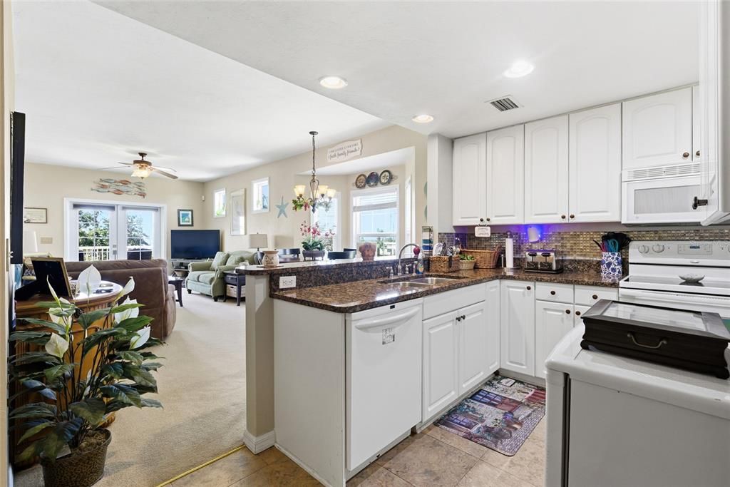 For Sale: $299,900 (2 beds, 2 baths, 1161 Square Feet)