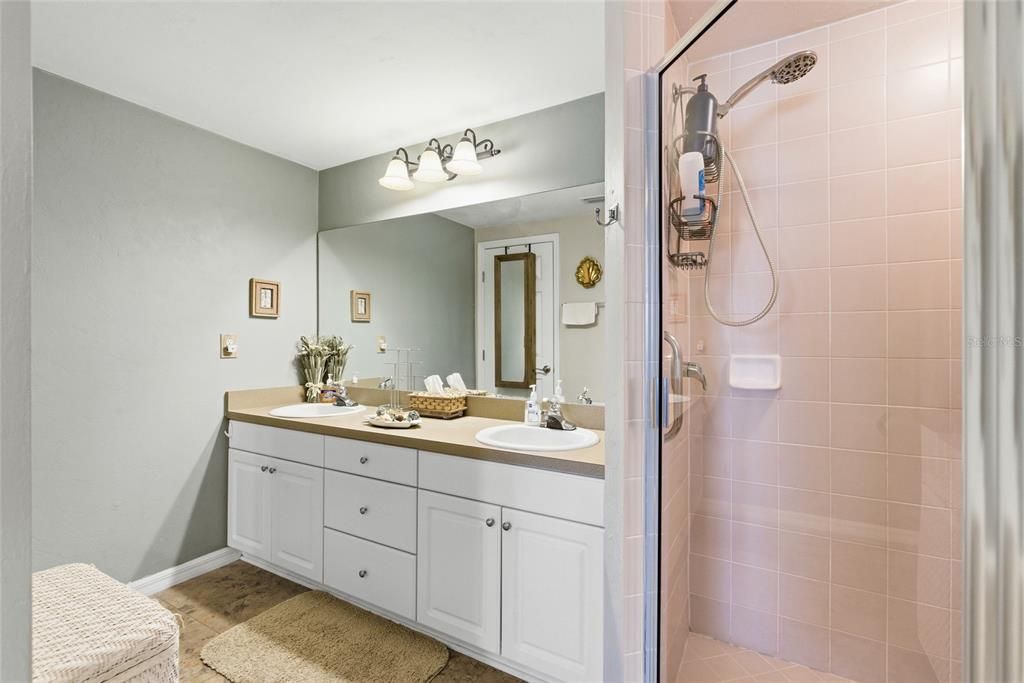 For Sale: $299,900 (2 beds, 2 baths, 1161 Square Feet)