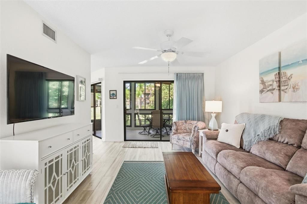 На продажу: $234,000 (2 спален, 2 ванн, 1098 Квадратных фут)