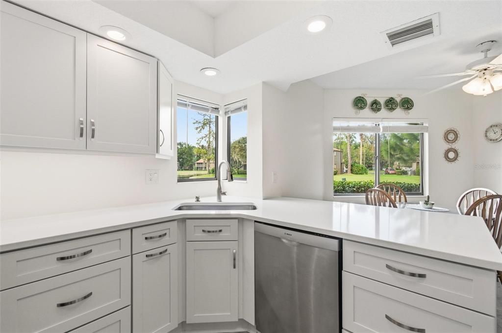 На продажу: $234,000 (2 спален, 2 ванн, 1098 Квадратных фут)