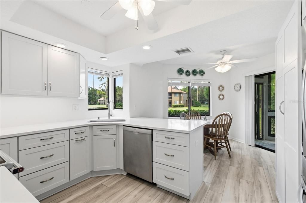 На продажу: $234,000 (2 спален, 2 ванн, 1098 Квадратных фут)