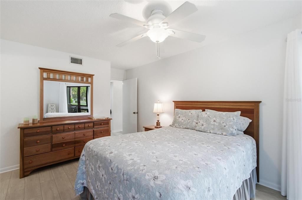 На продажу: $234,000 (2 спален, 2 ванн, 1098 Квадратных фут)