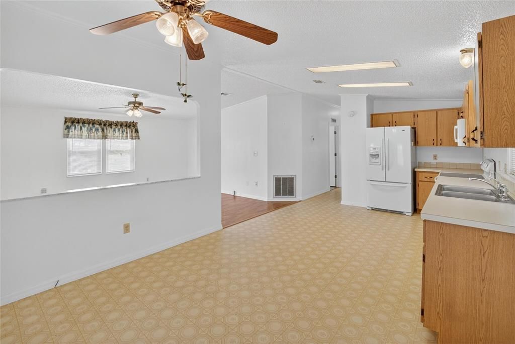 На продажу: $185,000 (2 спален, 2 ванн, 1378 Квадратных фут)