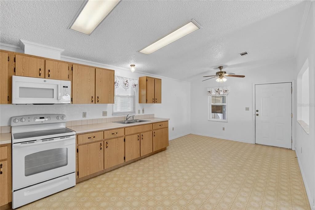 На продажу: $185,000 (2 спален, 2 ванн, 1378 Квадратных фут)