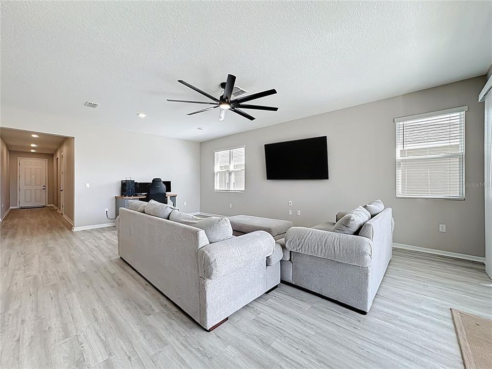 For Sale: $379,900 (4 beds, 3 baths, 1934 Square Feet)