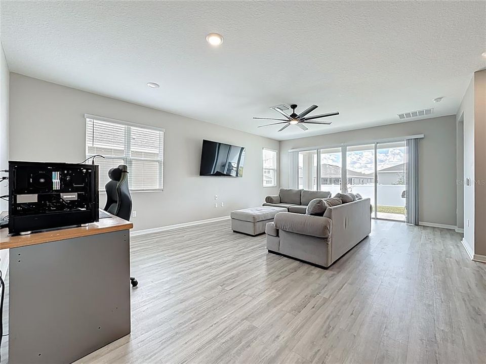 For Sale: $379,900 (4 beds, 3 baths, 1934 Square Feet)