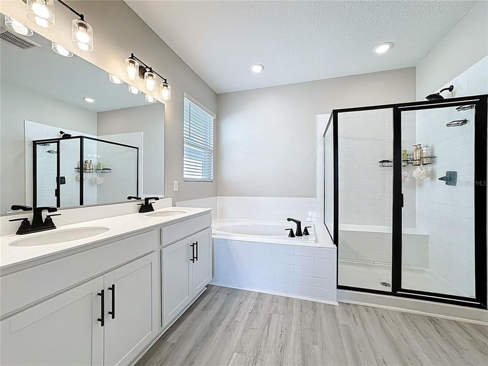 For Sale: $379,900 (4 beds, 3 baths, 1934 Square Feet)