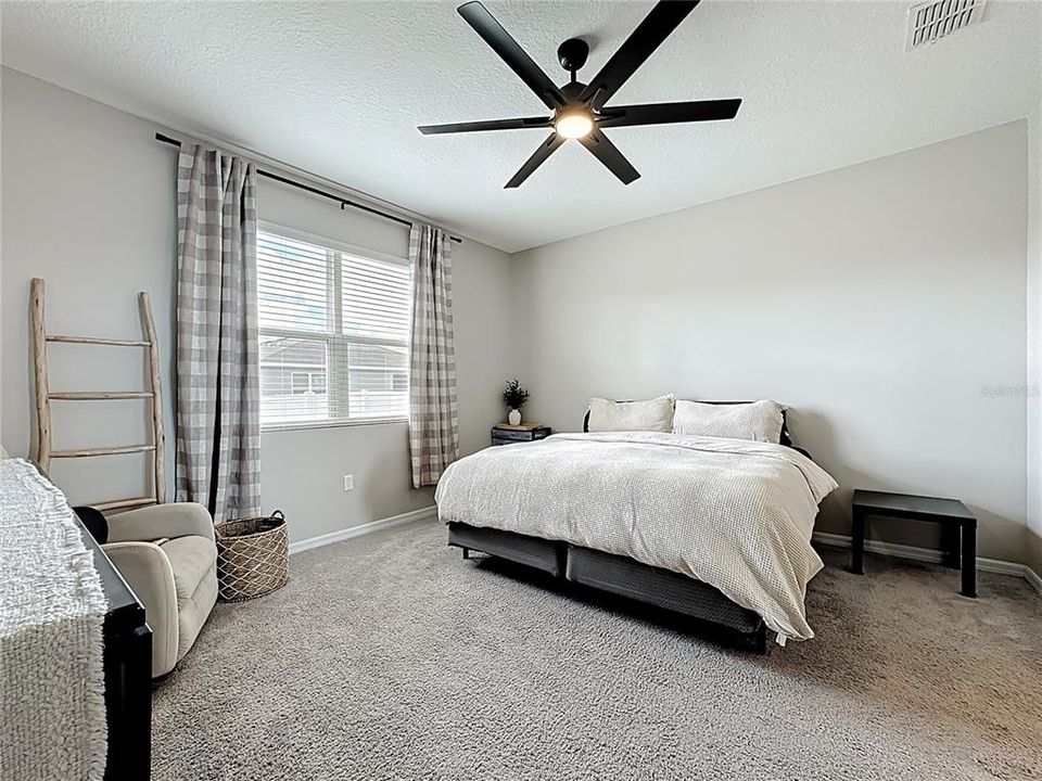 For Sale: $379,900 (4 beds, 3 baths, 1934 Square Feet)